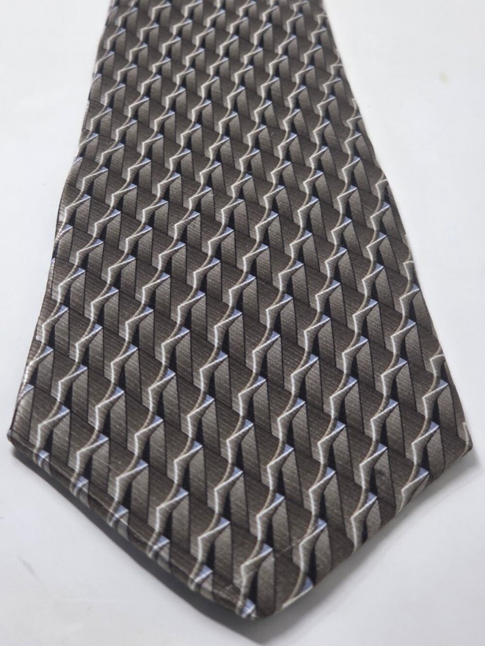 Gianfranco Ruffini Italy 100% Imported Silk Tie Gray Geometric Pattern 60 Inch